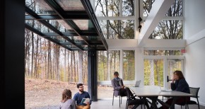 Училищна сграда от морски контейнери